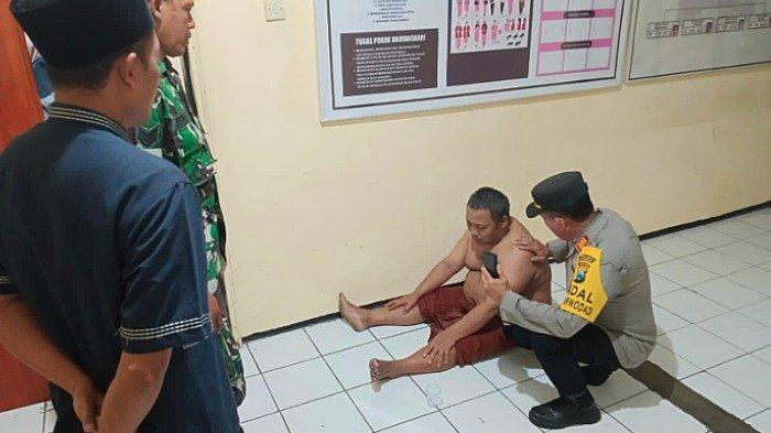 Polisi mengamankan Khoiri atau Satir (53) mertua yang diduga kuat membunuh menantunya yang sedang hamil 7 bulan di Dusun Blimbing, Desa Parerejo, Kecamatan Purwodadi, Kabupaten Pasuruan, Selasa (31/10/2023) .