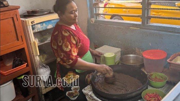 COBEK PULUHAN TAHUN RUJAK CINGUR - Tampilan cobek berusia delapan dekade yang masih digunakan di Depot Rujak Cingur Genteng Durasim Surabaya. Salah satu tempat makan legendaris di Kota Pahlawan yang menawarkan kenikmatan rujak cingur, sop buntut dan beberapa masakan lainnya.