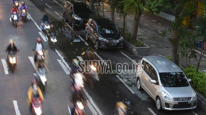 Parkir Timur Plaza Surabaya area with cars and pedestrians