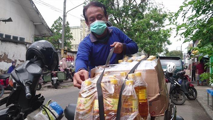 Para Pedagang di Tulungagung Antre Minyak Goreng Murah, Pembelian