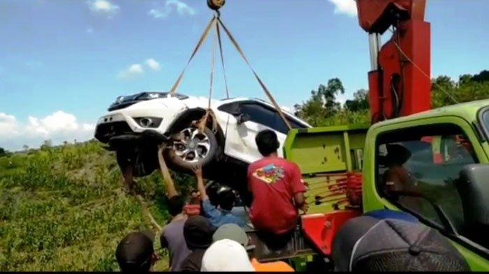 Mobil derek mengevakuasi mobil terjun ke jurang akibat tersesat saat gunakan Google maps