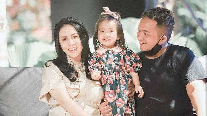 Momo Geisha bersama anak dan suaminya