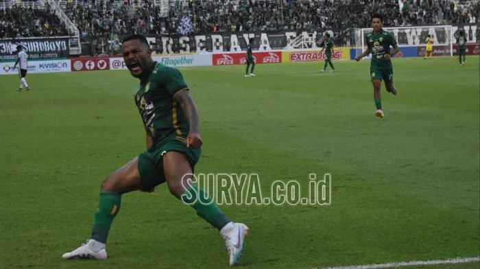 Pertandingan  Persebaya Surabaya melawan Rans Nusantara FC  di Stadion Gelora Bung Tomo (GBT) Surabaya, Minggu (23/7/2023).