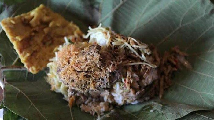 Sego Godhong Jati: Nasi Tradisional Berbungkus Daun Jati dengan Aroma Khas yang Menggoda