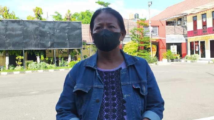 Nenek korban, NH saat mendatangi pemeriksaan di Mapolres KP3 Surabaya, Sabtu (20/4/2024).