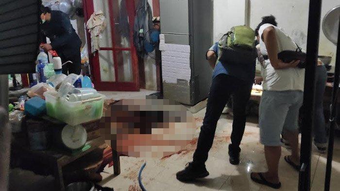 Polisi melakukan olah TKP di rumah Jalan Sulawesi, Kelurahan Karangtengah, Kecamatan Sananwetan, Kota Blitar, Senin (1/1/2024).