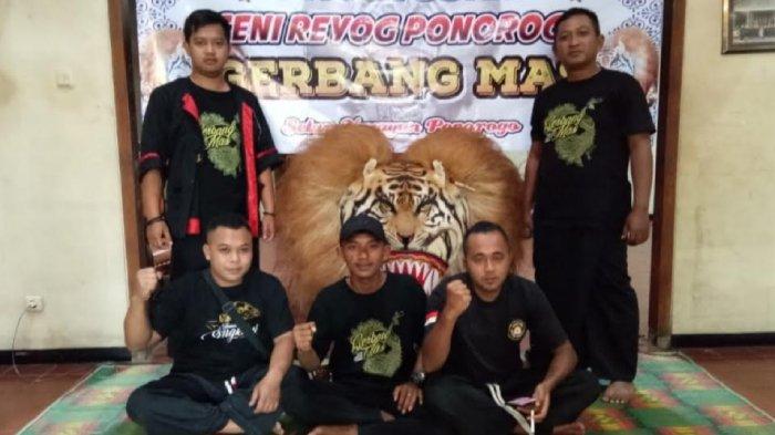 Isna Nuryadi (berdiri kanan) saat bersama rekan-rekannya paguyuban Reog Gerbang Mas.