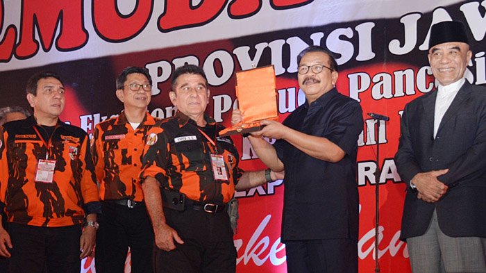 Pakde Karwo menerima Cinderamata Dari Ketua Umum MPN Pemuda Pancasila KPH Japto Soerjosoemarno pada Muswil VII Pemuda Pancasila Jatim, Selasa (21/3/2017)
