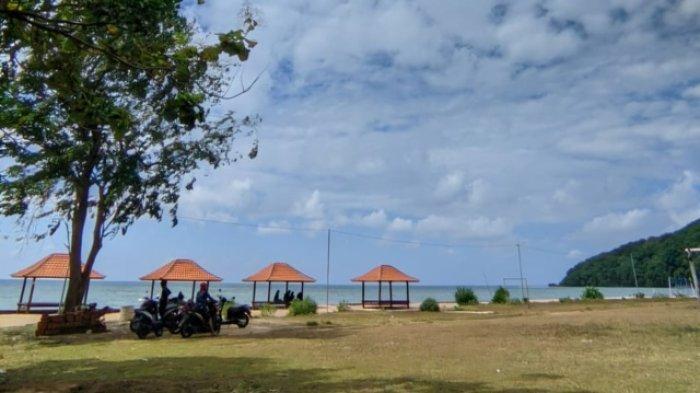 Suasana pantai Bhenyangkara Bawean Gresik, Minggu (21/7/2024).