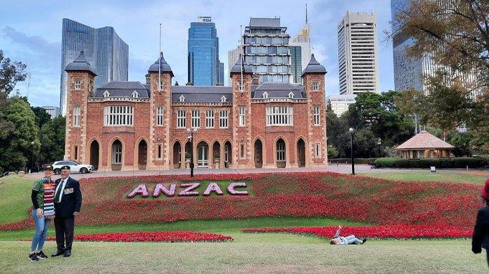 Warga berdiri di pingir-pinggir jalan menyaksikan parade ANZAC Day di Kota Perth, Australia, Kamis (25/4/2024).