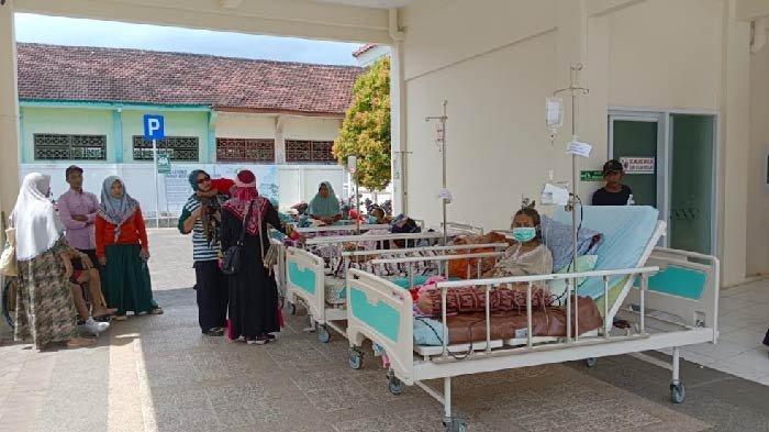 Pasien rumah sakit di Pulau Bawean Gresik dievakuasi keluar ruangan akibat guncangan gempa Tuban, Jumat (22/3/2024). 