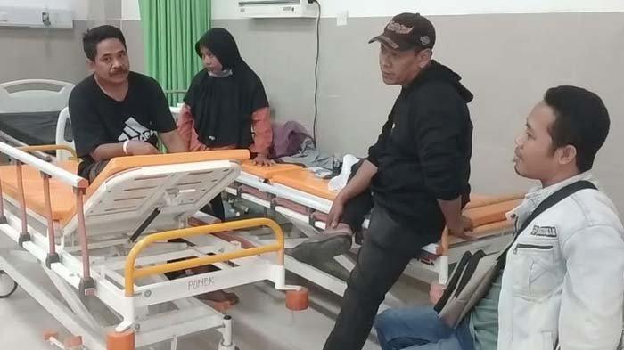 Pasangan suami istri asal Magelang, Sukarjan (45) dan Sri Utami saat dirawat dengan luka ringan di RSUD Geneng, Kamis (31/8/2023).