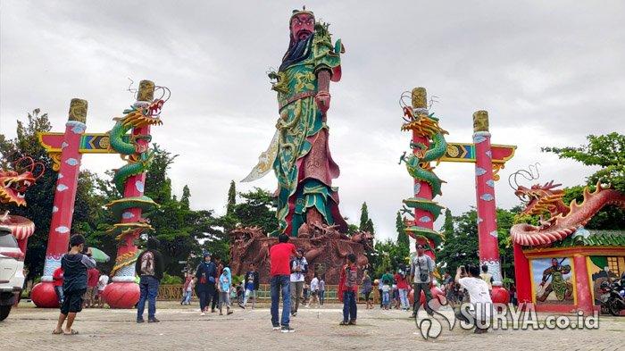 Patung Kong Co Kwan Sing Tee Koen di Kelenteng Kwan Sing Bio, Tuban, jadi spot foto favorit saat libur tahun baru, Rabu (1/1/2020).
