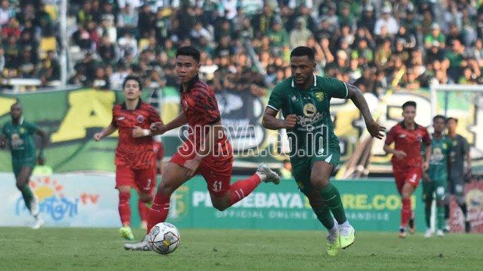 Striker asing Persebaya, Paulo Victor berduel dengan pemain Persija di Stadion GBT dalam Anniversary Game.
