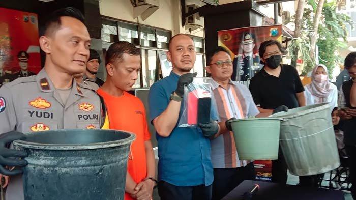 Kasat Reskrim Polresta Malang Kota, Kompol Danang Yudanto didampingi Kasi Humas Polresta Malang Kota, Ipda Yudi Risdiyanto saat menujukkan tersangka berikut barang bukti ember yang dipakai tersangka menaruh potongan tubuh korban sebelum dimasukkan ke dalam kantong kresek, Kamis (11/1/2024).