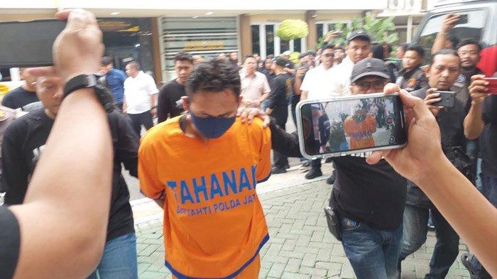 Tersangka RTH jadi buruan media saat digelandang ke Gedung Bidang Humas Mapolda Jatim, Senin (27/1/2025).