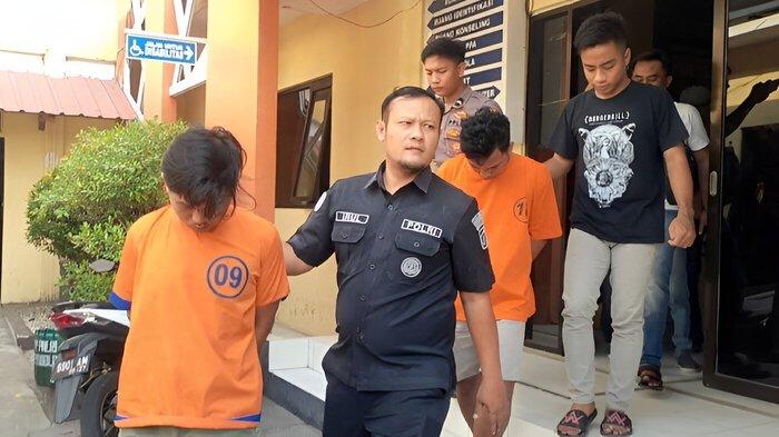 2 pelaku rudapaksa siswi SMP saat digelandang ke ruang tahanan Polres Probolinggo Kota, Sabtu (8/6/2024).