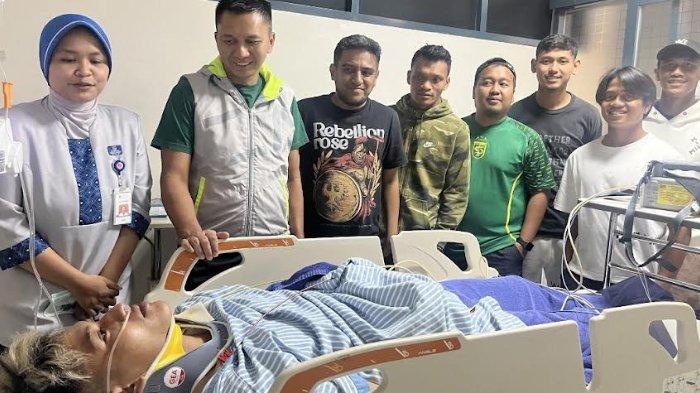 CEO, manajer, dan juga pemain Persebaya Surabaya menjenguk Risky Dwiyan di rumah sakit.