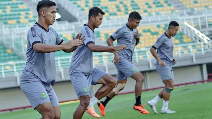 Pemain Persikabo menjalani latihan di Stadion GBT Surabaya jelang hadapi tuan rumah Persebaya.