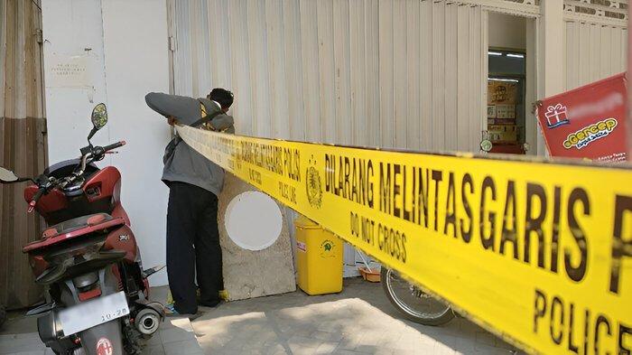 Anggota Polsek Kraksaan saat memasang garis polisi di lokasi kejadian perampokan minimarket di Desa Kebonagung, Kecamatan Kraksaan, Kabupaten Probolinggo, Jatim pada Rabu (15/5/2024) siang.