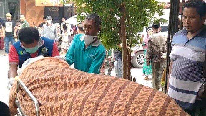 Jasad korban pembunuhan di Desa Ima'an, Kecamatan Dukun, Kabupaten Gresik disemayamkan di rumahnya.