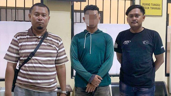 PENGANIAYAAN - AKB (20), pelaku yang menganiya MM (19) karena dibakar api cemburu, akhirnya diamankan polisi di Kabupaten Lamongan, Jawa Timur, Senin (16/6/2025). Pelaku mengaku melakukan penganiayaan, karena dibakar api cemburu akibat mantan pacarnya telah diajak keluar rumah atau dibonceng oleh korban.