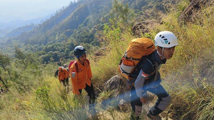 Tim SAR gabungan saat melaksanakan pencarian pendaki asal Cengkareng, Jakarta, yang hilang di jalur pendakian Gunung Wilis.