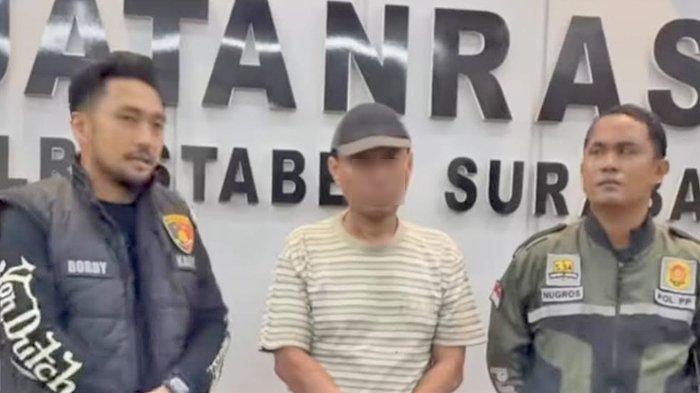 Anton Budianto (tengah), pengemis viral yang ditangkap gara-gara memaksa minta uang ke pengendara jalan di Surabaya.