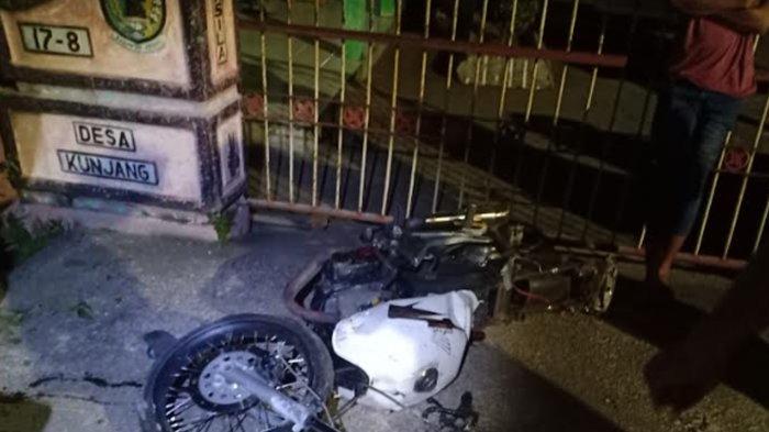 Pengendara motor terjatuh di jalan berlubang