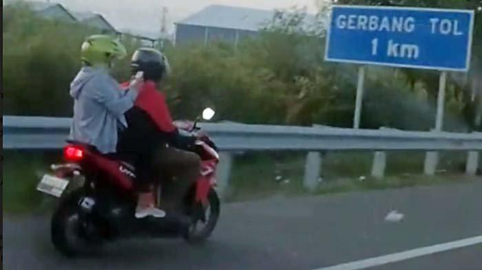Tangkapan layar video pengendara sepeda motor kebingungan masuk Tol Kebomas Gresik