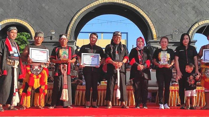 Bupati Ponorogo Kang Giri menyerahkan piagam penghargaan kepada para penggiat seni reog.