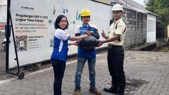 PENYERAHAN – Penyerahan hewan qurban secara simbolis oleh Yuni Azizah, Kepala Gudang Kimia Yasa Lingkar Timur, kepada karyawan dan gudang-gudang di Jawa Timur.