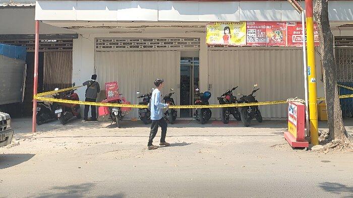 Situasi sekitar minimarket di Desa Kebonagung, Kecamatan Kraksaan, Kabupaten Probolinggo, Jatim pada Rabu (15/5/2024) siang, setelah dimasuki perampok.