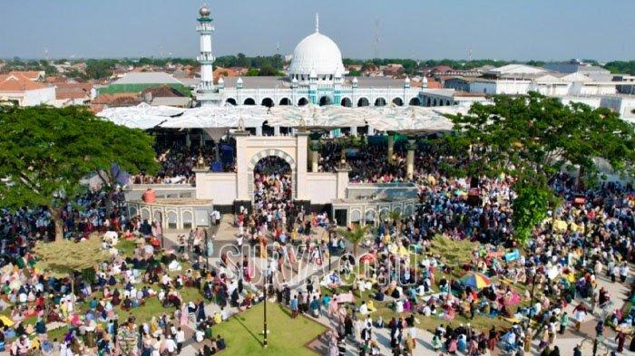 Masyarakat Kota Pasuruan saat menikmati layanan wifi gratis di perkantoran Pemkot Pasuruan dan di Alun-alun Kota Pasuruan.