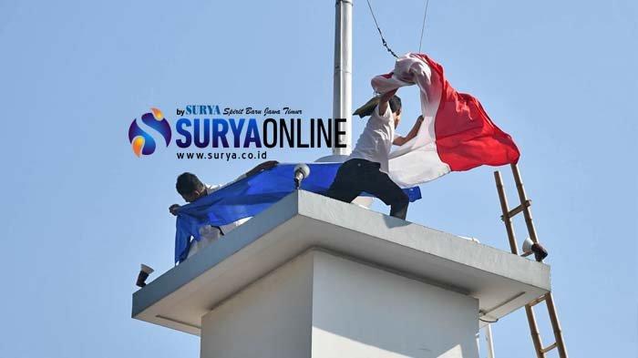 Aksi heroik Arek-Arek Suroboyo yang melakukan perobekan bendera Belanda yang berkibar di Hotel Majapahit (dulu Hotel Yamato) saat teatrikal peristiwa perobekan bendera di Jalan Tunjungan Surabaya, Kamis (19/9/2019). Kegiatan yang digelar tahun itu dalam rangka memperingati peristiwa perobekan bendera Belanda menjadi bendera Indonesia pada 19 September 1945.