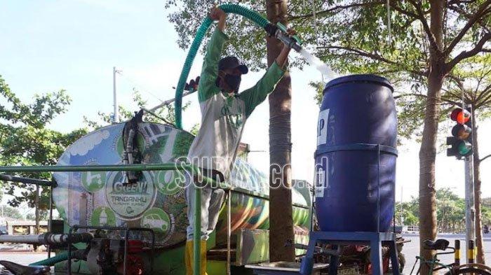 Petugas sanitasi memeriksa kondisi tandon air