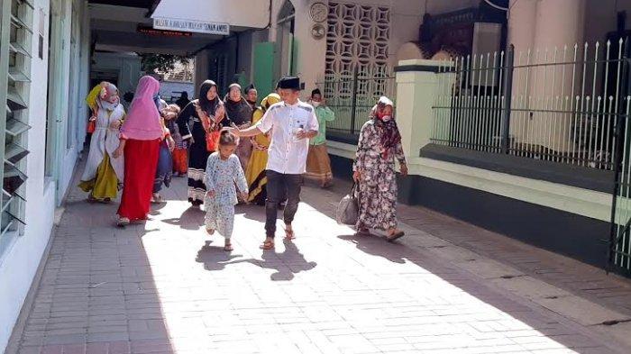 Sejumlah peziarah di makam Sunan Ampel masih kedapatan tak pakai masker dan mengabaikan protokol kesehatan.