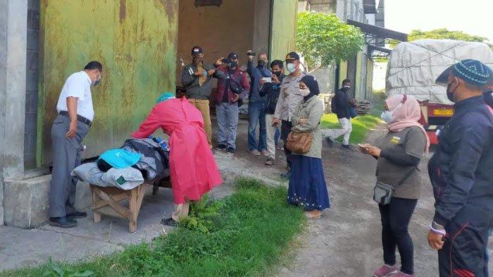Warga mendobrak pintu toilet umum di Kecamatan Gurah pada 11 Desember 2025