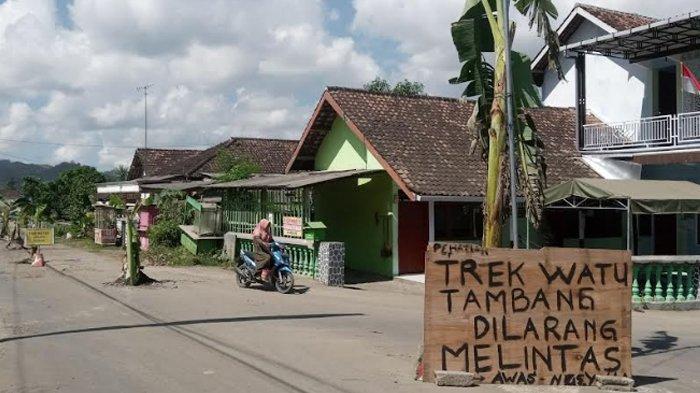 Jalan kabupaten Tulungagung yang rusak parah