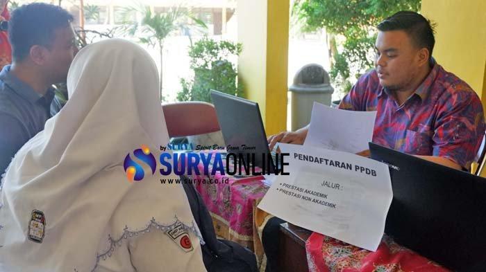 Pendaftar Jalur Prestasi PPDB SMA Surabaya Mulai Datangi Sekolah