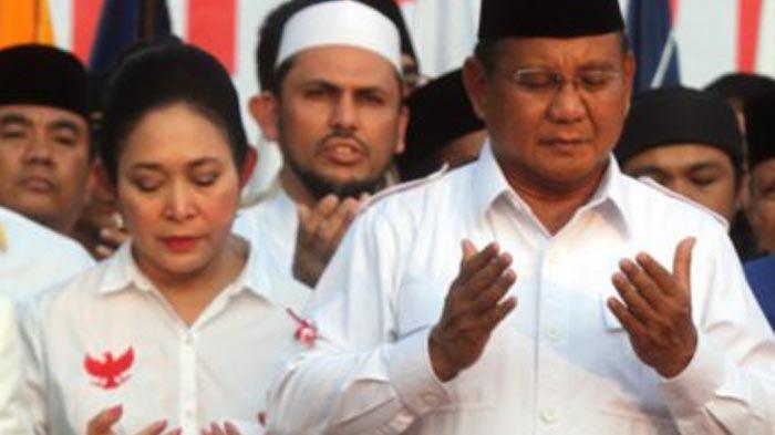 Calon presiden Prabowo Subianto bersama mantan istrinya Titik Soeharto (kiri).