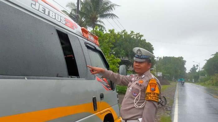 Kejadian di Banyuwangi, Penumpang Mobil Travel Melompat dari Jendela