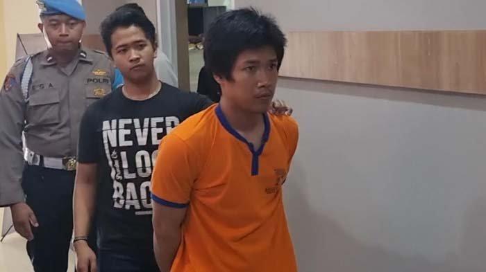 Tersangka Afan saat digelandang di Mapolres Gresik.