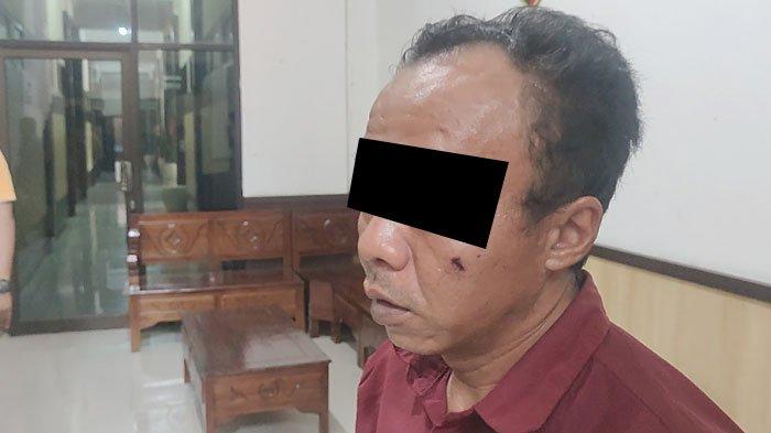 Bambang (40) warga Dusun Tancak, Desa Jrebeng, Kecamatan Wonomerto, Kabupaten Probolinggo, saat ungkapkan kepedihannya di Mapolres Probolinggo Kota, Jumat (29/9/2023).