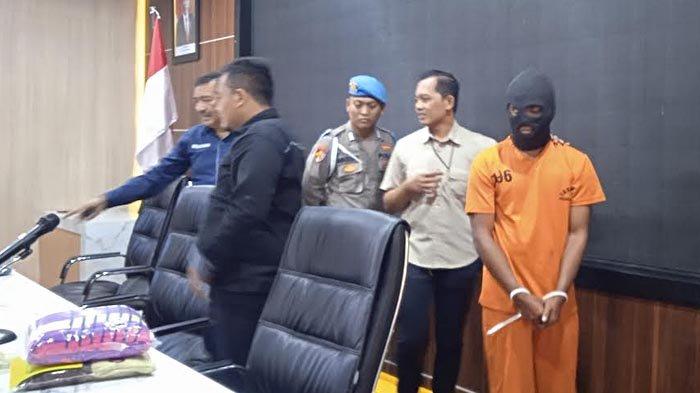 Supriyadi (28), pelaku pencabulan siswi MTS hingga hamil saat dikeler di Mapolres Jember, Kamis (24/8/2023).