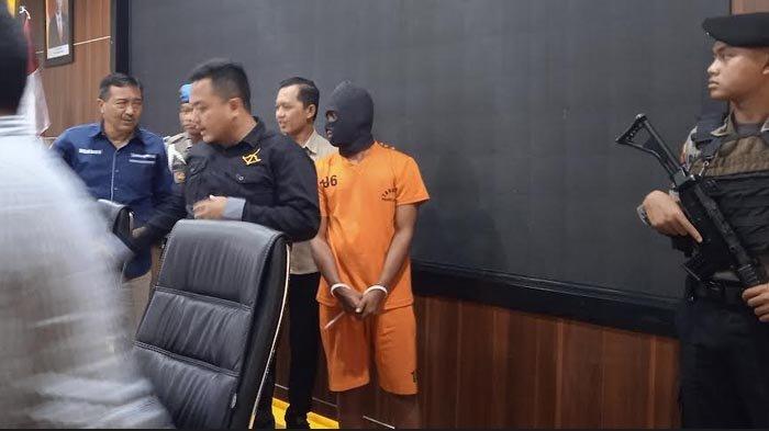 Supriyadi (28), pelaku pencabulan siswi MTS hingga hamil saat dikeler di Mapolres Jember, Kamis (24/8/2023).