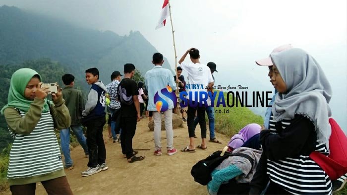 Suasana di Puncak Watu Jengger kawasan Taman Hutan Raya (Tahura) R Soeryo, Kecamatan Jatirejo, Kabupaten Mojokerto, ramai dipenuhi wisatawan. 