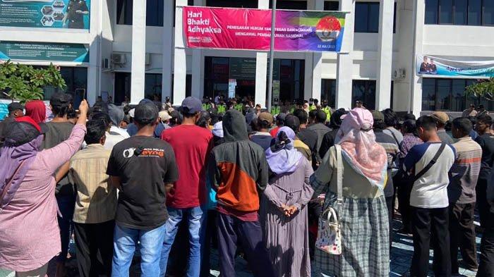 Ratusan warga Desa Sawoo di Kantor Kejari Ponorogo, tanyakan kelanjutan kasus dugaan pungli surat segel tanah untuk syarat PTSL, Kamis (20/7/2023).