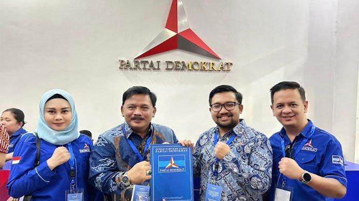 Marhaen Djumadi dan Trihandy Cahyo Saputro menerima surat rekomendasi dari DPP Partai Demokrat untuk maju di Pilkada Nganjuk 2024.