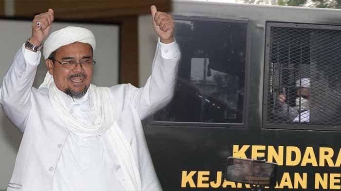Terdakwa kasus kerumunan dan penghasutan, Rizieq Shihab di dalam mobil tahanan saat meninggalkan Pengadilan Negeri Jakarta Timur (PN Jaktim) pada Selasa (30/3/2021) pukul 16.25 WIB.